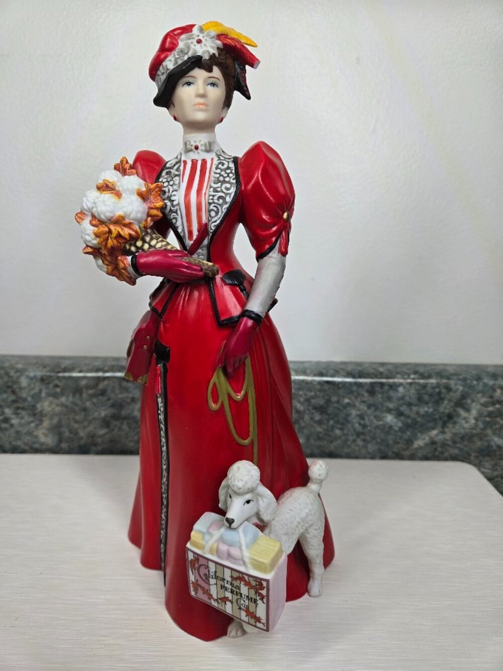 1997 Avon Mrs. Albee Presidents Club Award Vintage Figurine Victorian Woman